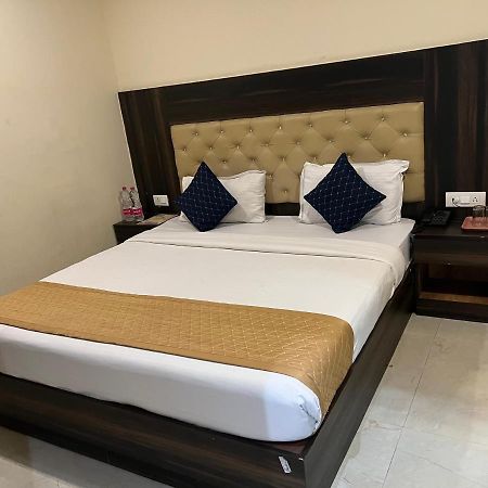 Hotel Ivy Plaza Luxury Нью-Дели Экстерьер фото