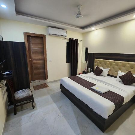 Hotel Ivy Plaza Luxury Нью-Дели Экстерьер фото