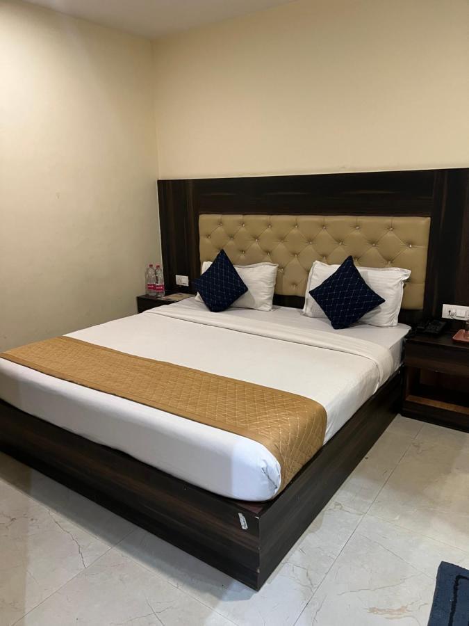 Hotel Ivy Plaza Luxury Нью-Дели Экстерьер фото