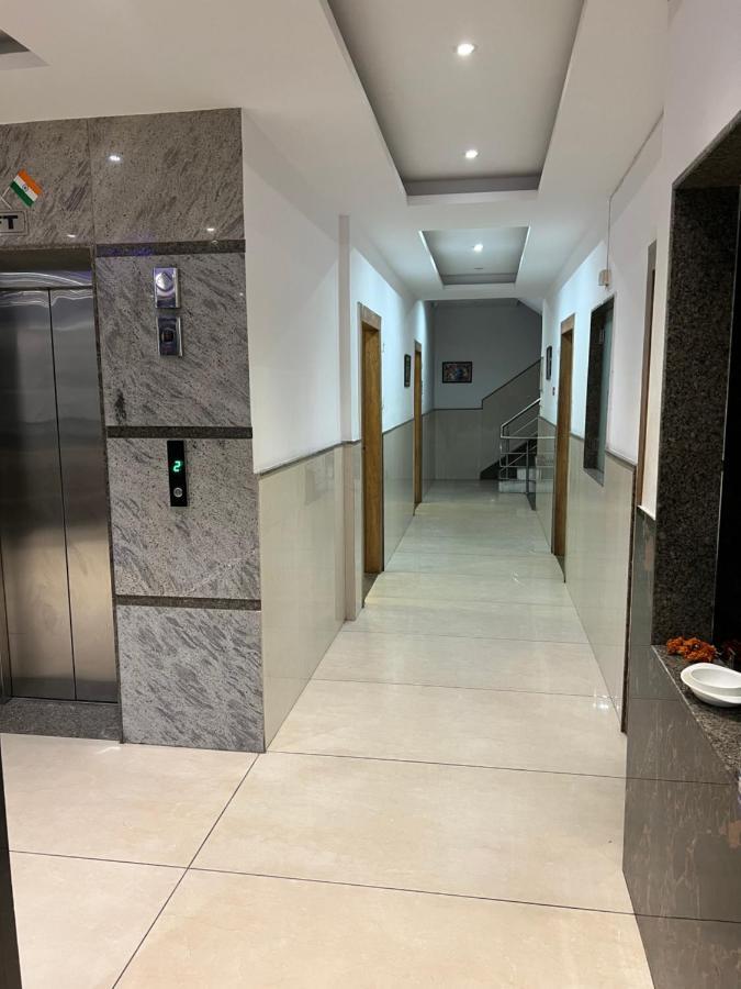 Hotel Ivy Plaza Luxury Нью-Дели Экстерьер фото