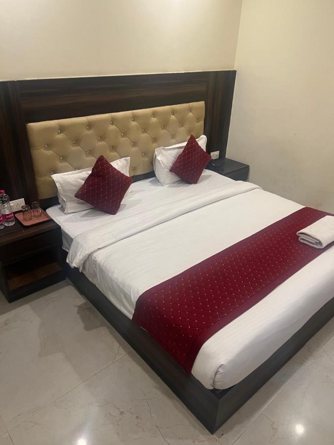 Hotel Ivy Plaza Luxury Нью-Дели Экстерьер фото