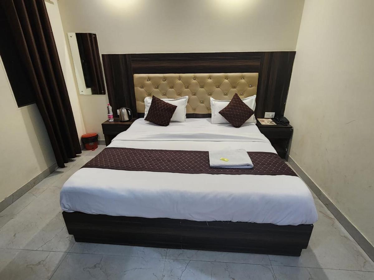 Hotel Ivy Plaza Luxury Нью-Дели Экстерьер фото