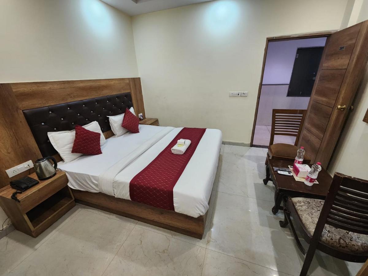 Hotel Ivy Plaza Luxury Нью-Дели Экстерьер фото