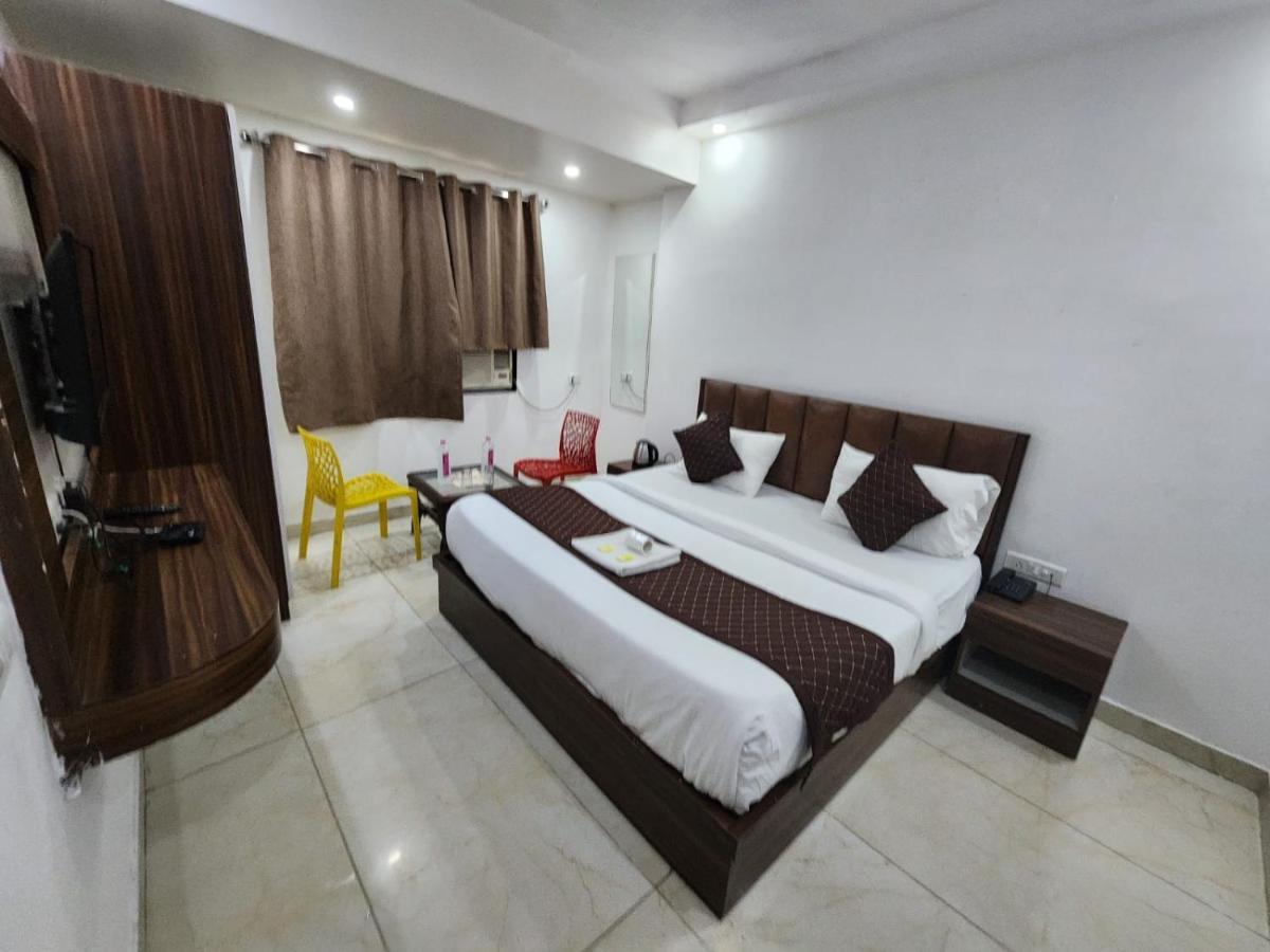 Hotel Ivy Plaza Luxury Нью-Дели Экстерьер фото