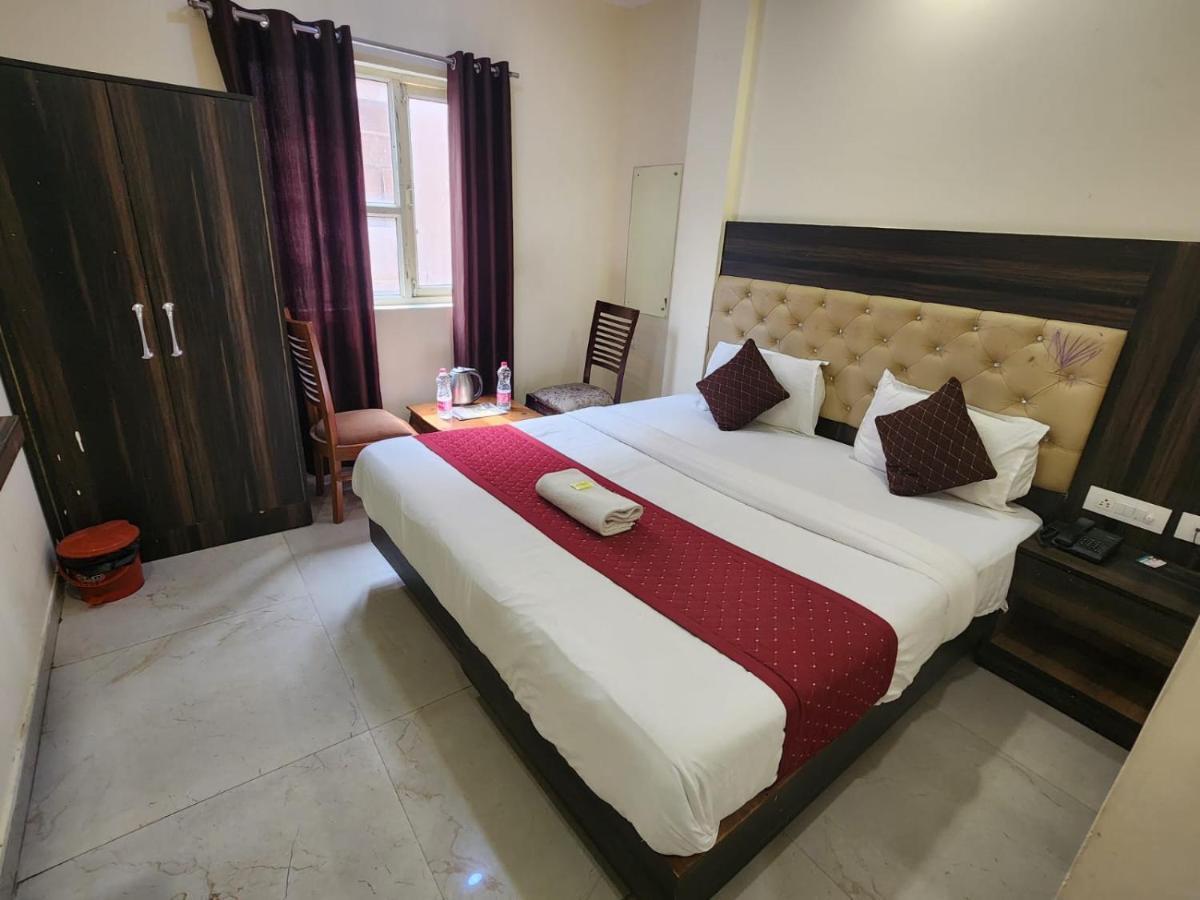 Hotel Ivy Plaza Luxury Нью-Дели Экстерьер фото