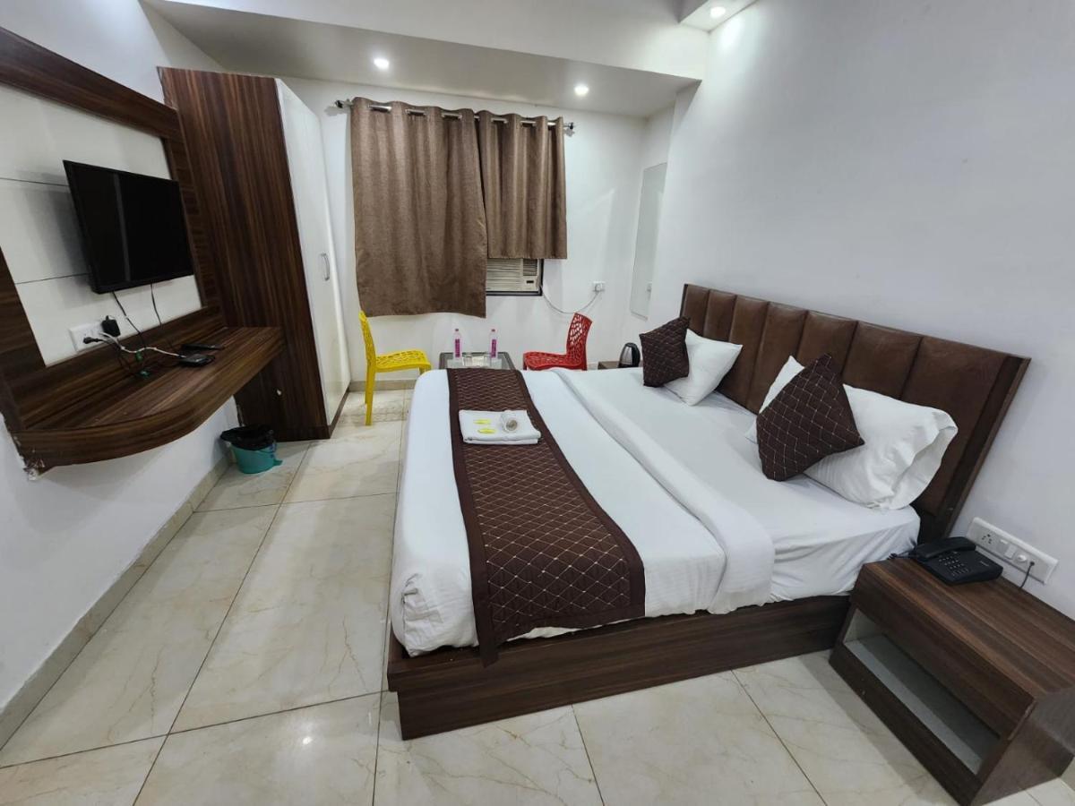 Hotel Ivy Plaza Luxury Нью-Дели Экстерьер фото