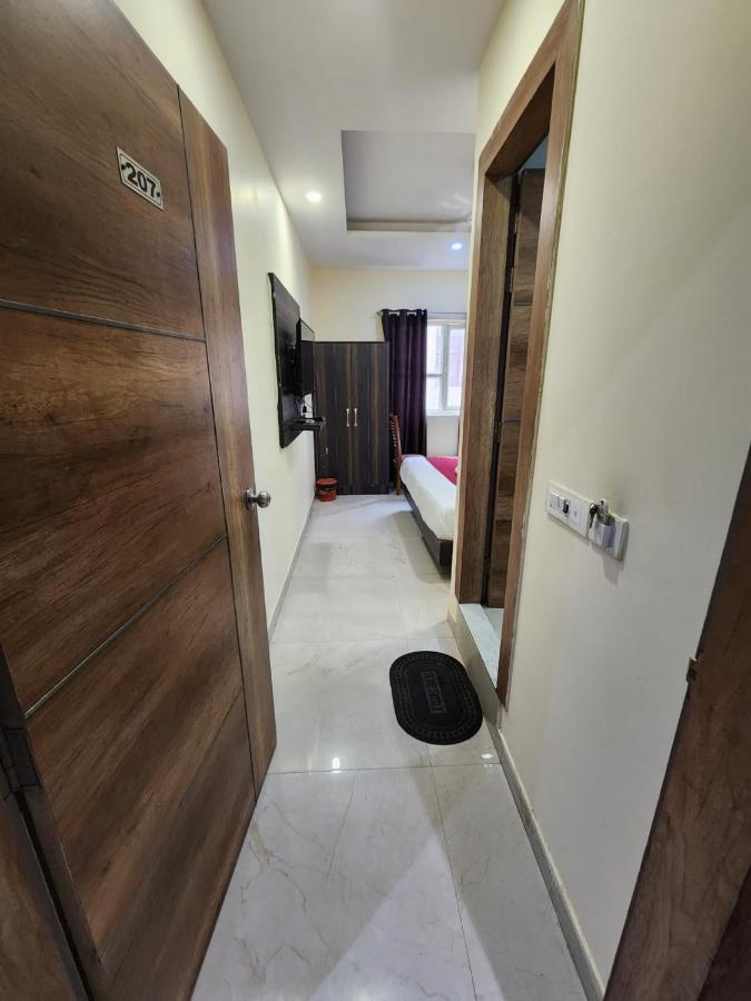 Hotel Ivy Plaza Luxury Нью-Дели Экстерьер фото