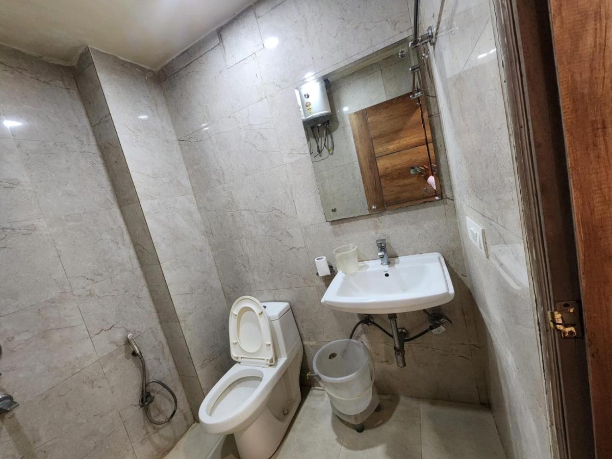 Hotel Ivy Plaza Luxury Нью-Дели Экстерьер фото