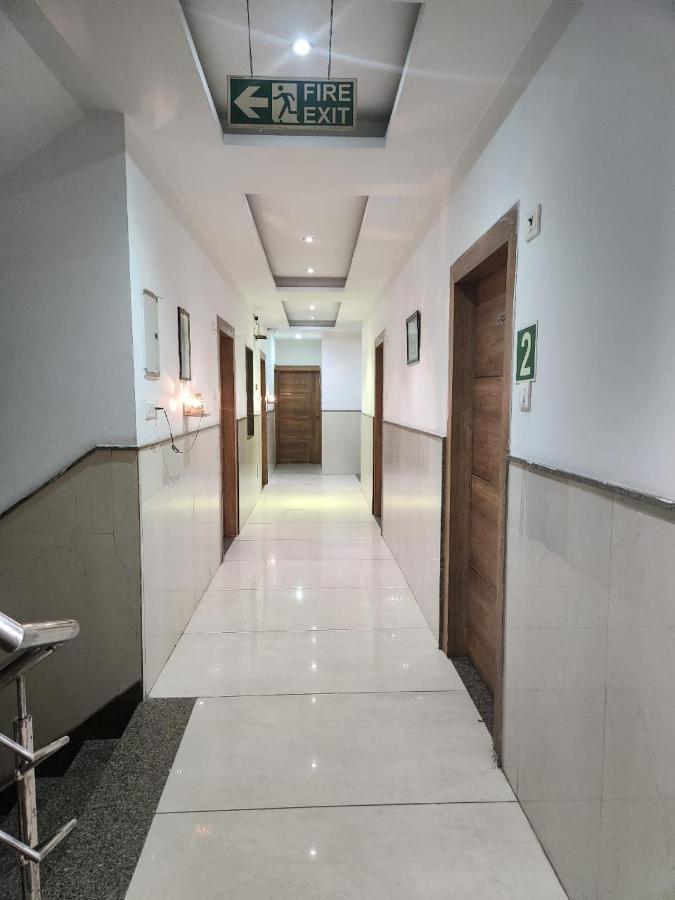 Hotel Ivy Plaza Luxury Нью-Дели Экстерьер фото