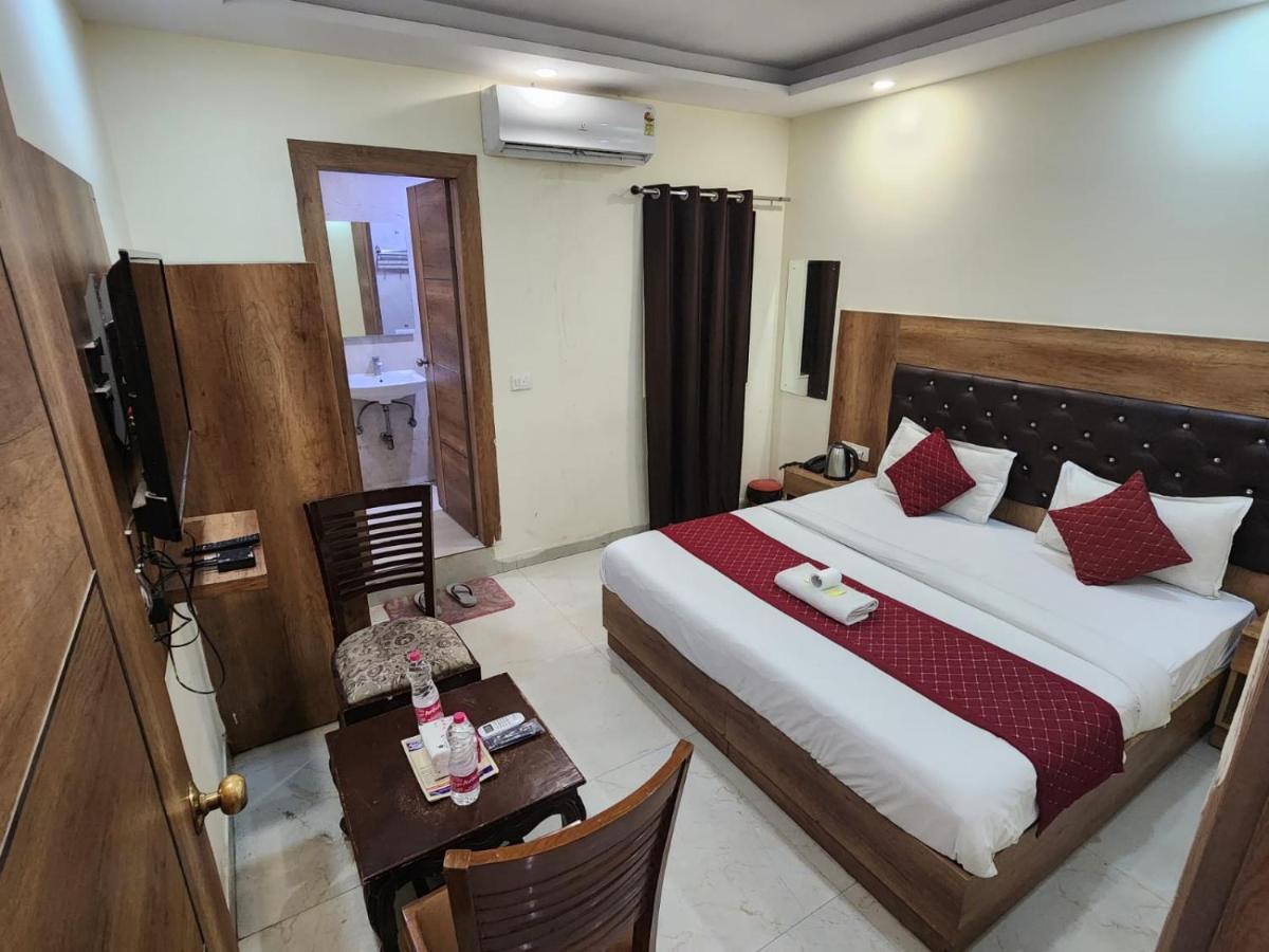 Hotel Ivy Plaza Luxury Нью-Дели Экстерьер фото